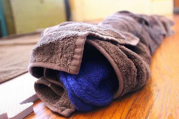 giặt áo len bằng khăn khô